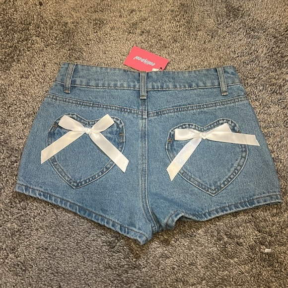 Edikted Pants - Jean shorts with heart pockets and white bows